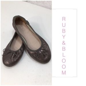 RUBY & BLOOM Jillian Ballet Silver Flat, sz 4.5